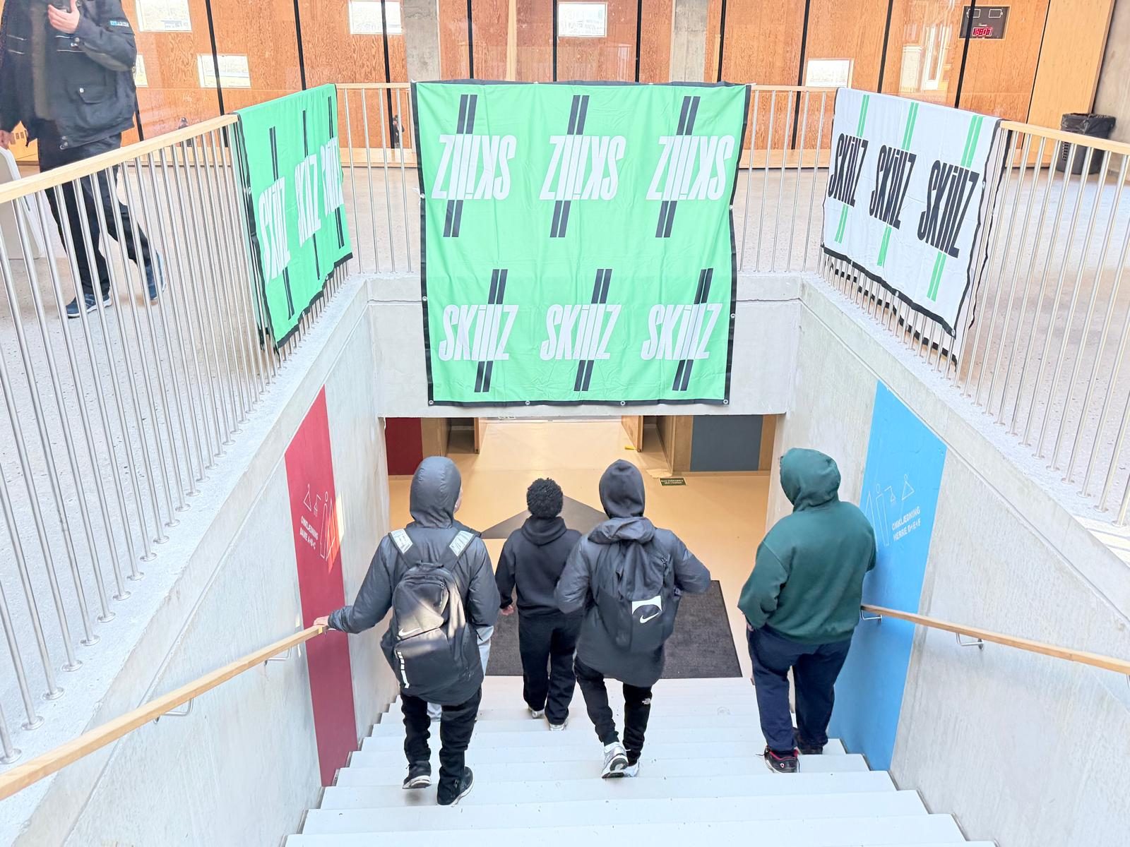 Skillz-bannere i hallen
